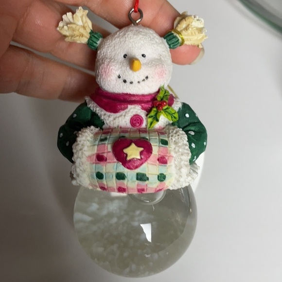 SNOW Woman Snow-globe Christmas Around the World - Picture 4 of 12